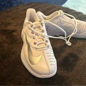 Ladies Nike Tennis Shoes